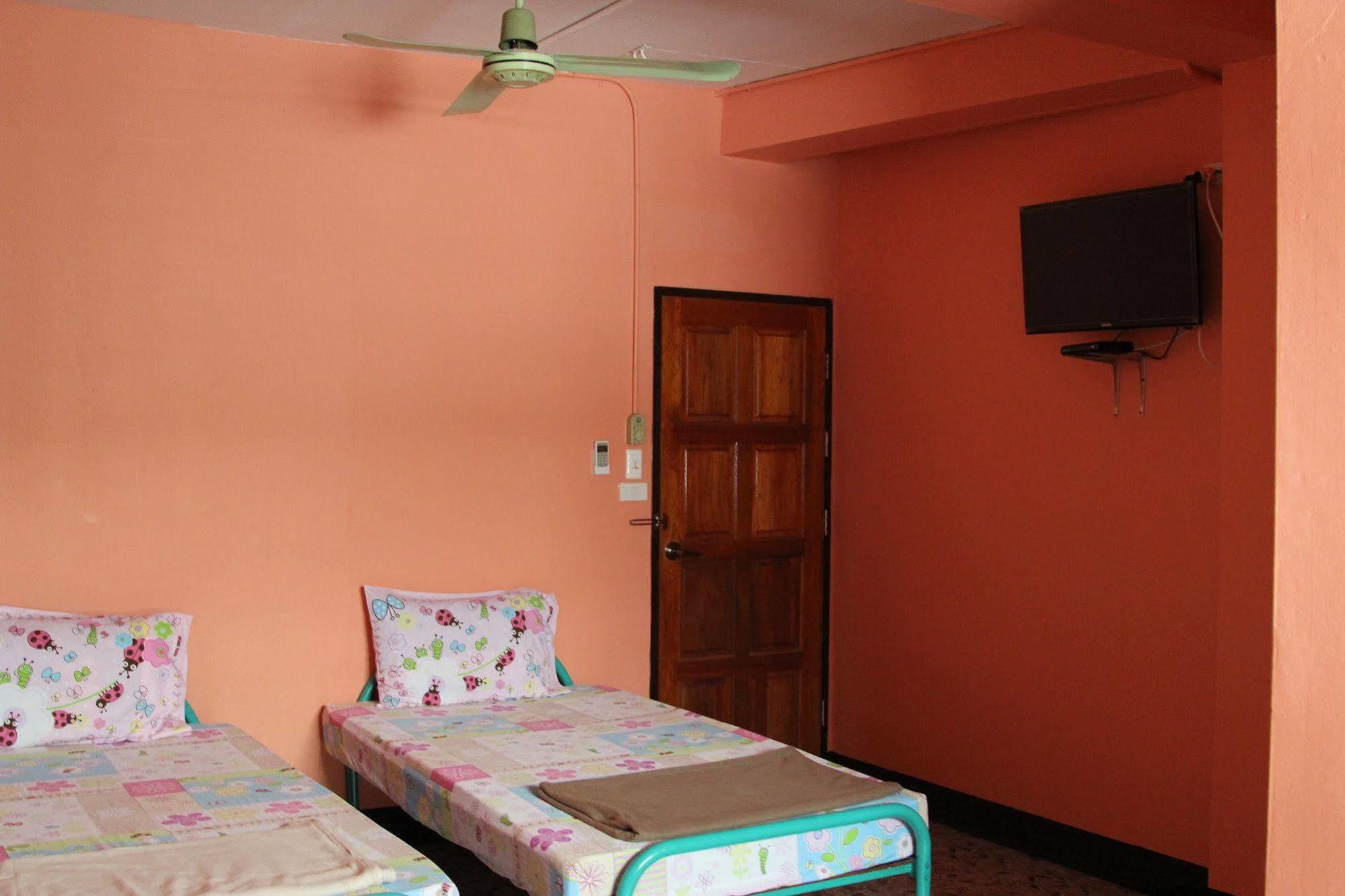 New C.H. Guest House Bangkok Ngoại thất bức ảnh
